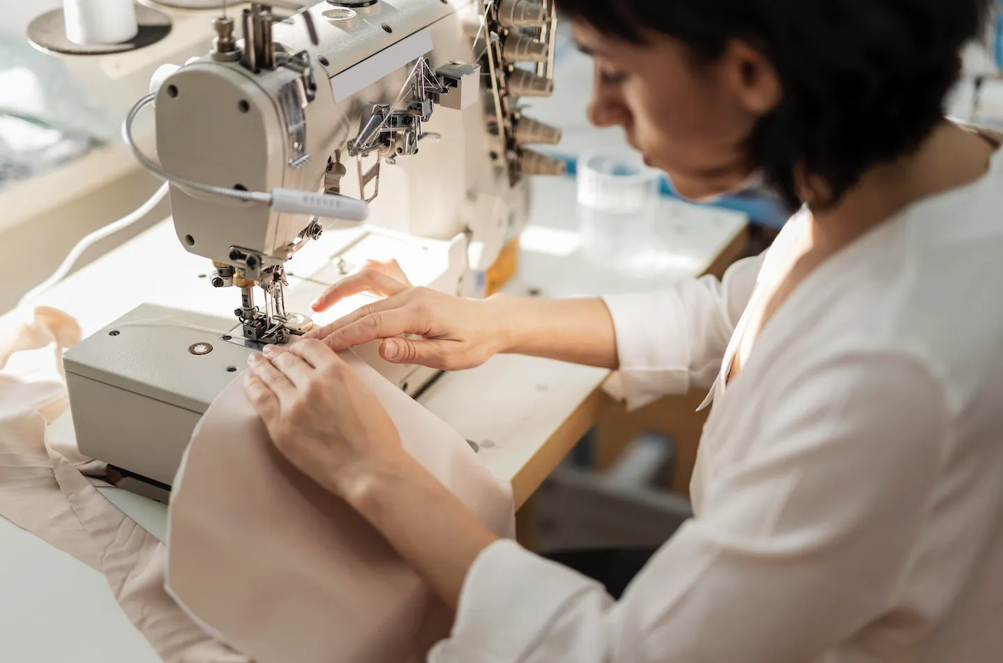Couturière effectuant une retouche à la machine à coudre